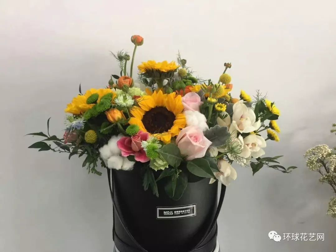 玫瑰花与花艺搭配的艺术，完美组合与创意灵感