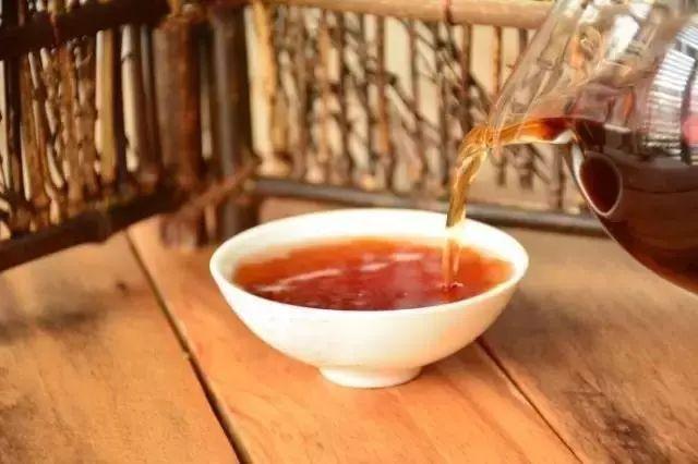 探索茶的神奇功效，降低血压和血脂的茶类推荐